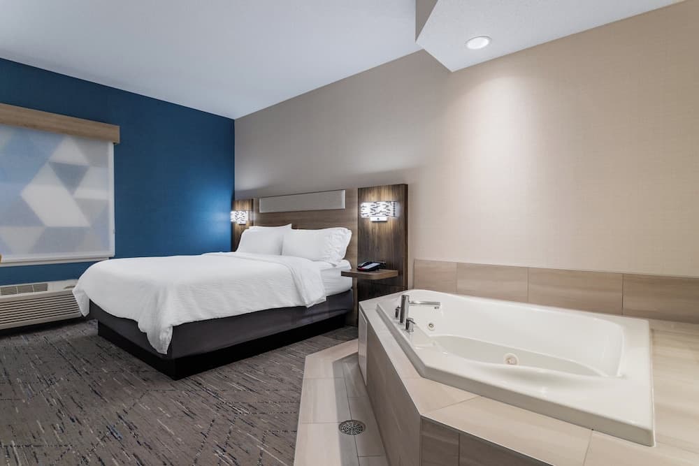 Holiday Inn Express & Suites Vadnais Heights by IHG