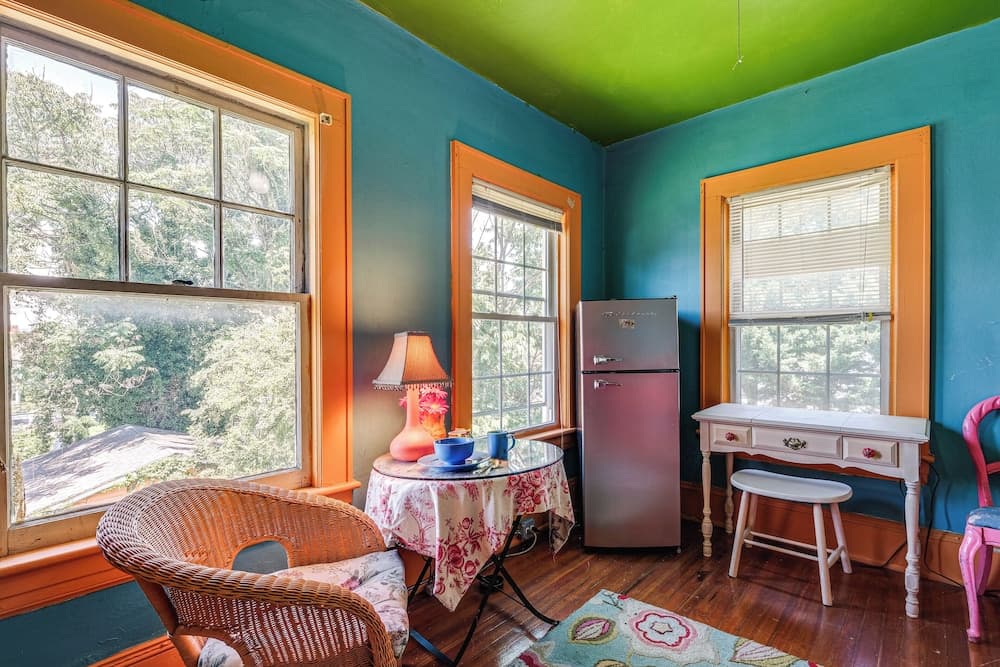 Half-mi to Dtwn: Cozy Roanoke Apt!