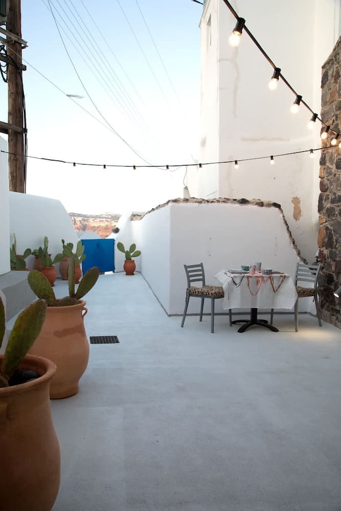 Amphora Charm Suite - Akrotiri Escape
