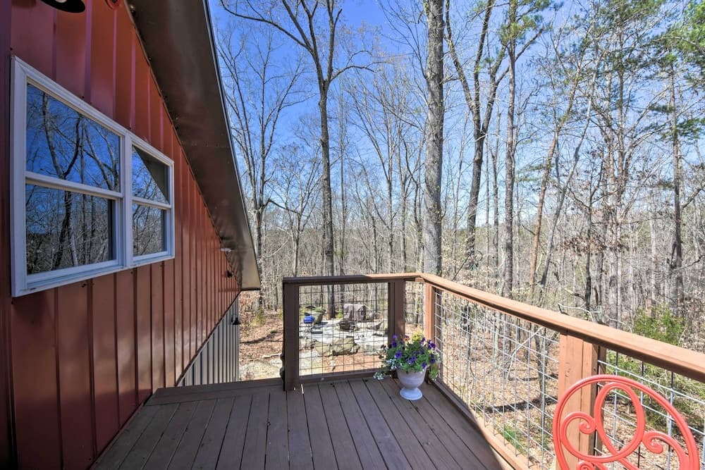 Romantic, Cozy Loft w/ Yard, 5 Miles to Clemson