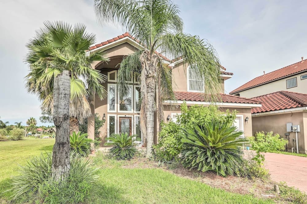 8 Mi to Kemah Boardwalk: Texas Gulf Home w/ Patio