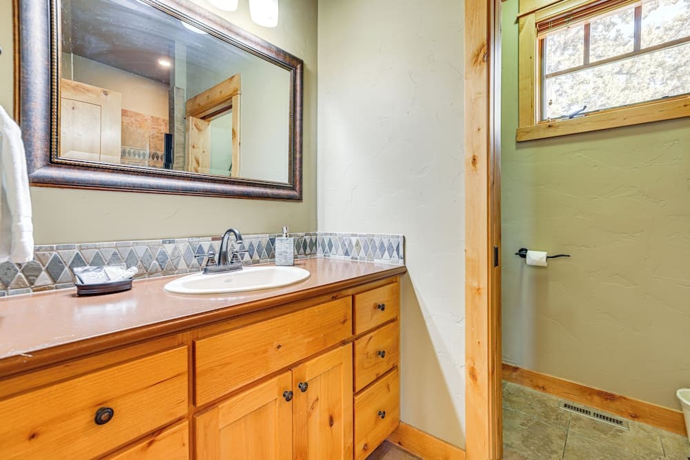 Mountain-view Cabin Near Trails in Powell Butte!