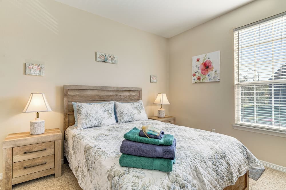 2 Mi to Texas A&m: Unit w/ Pool & Hot Tub Access