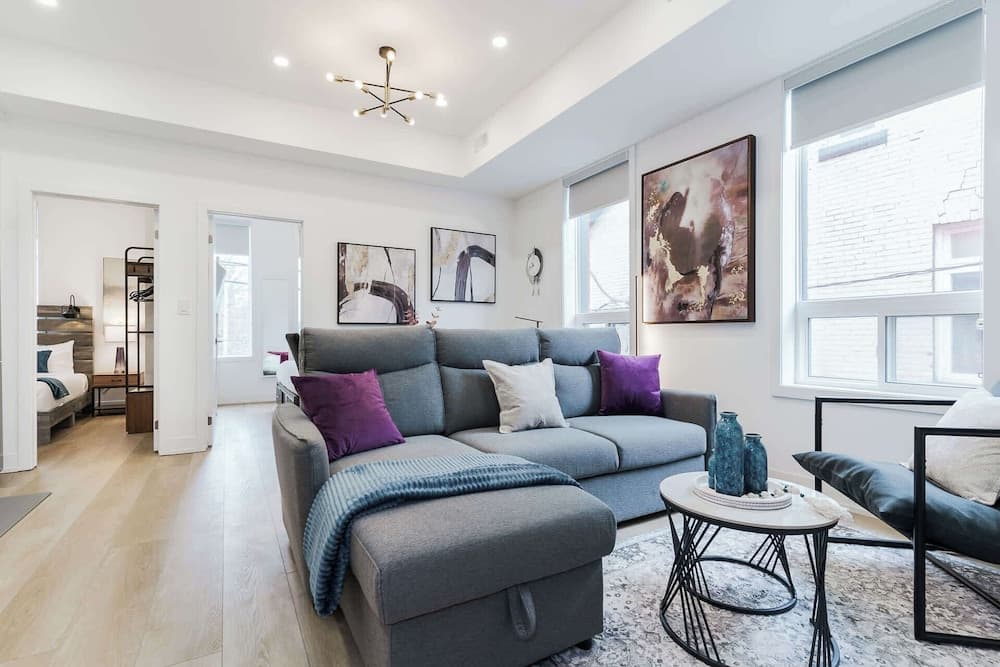 Elegant Suite—Near Kensington Market, Sleeps 8