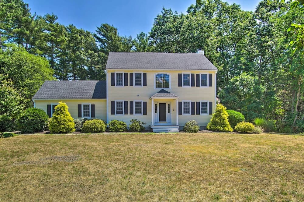 Marion Home w/ Private Deck < 1 Mi From Beach