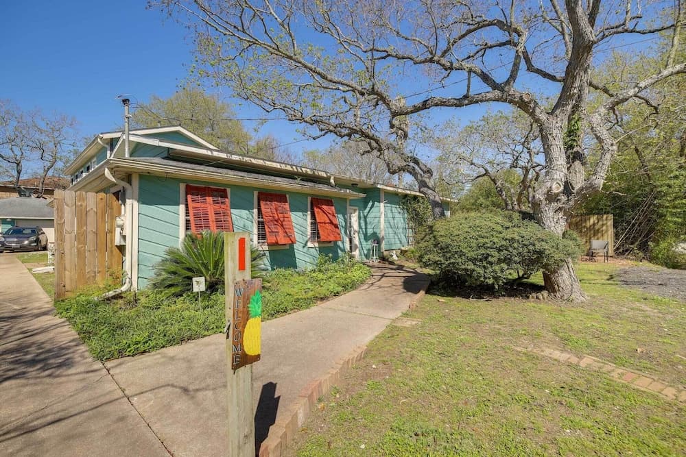 Pet-friendly Studio - 1/2 Mi to Galveston Bay!