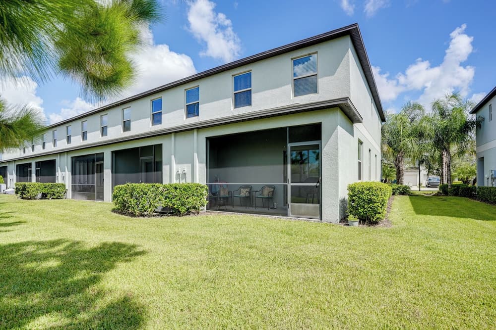 4 Mi to Brandon Exchange: Resort-style Townhome!