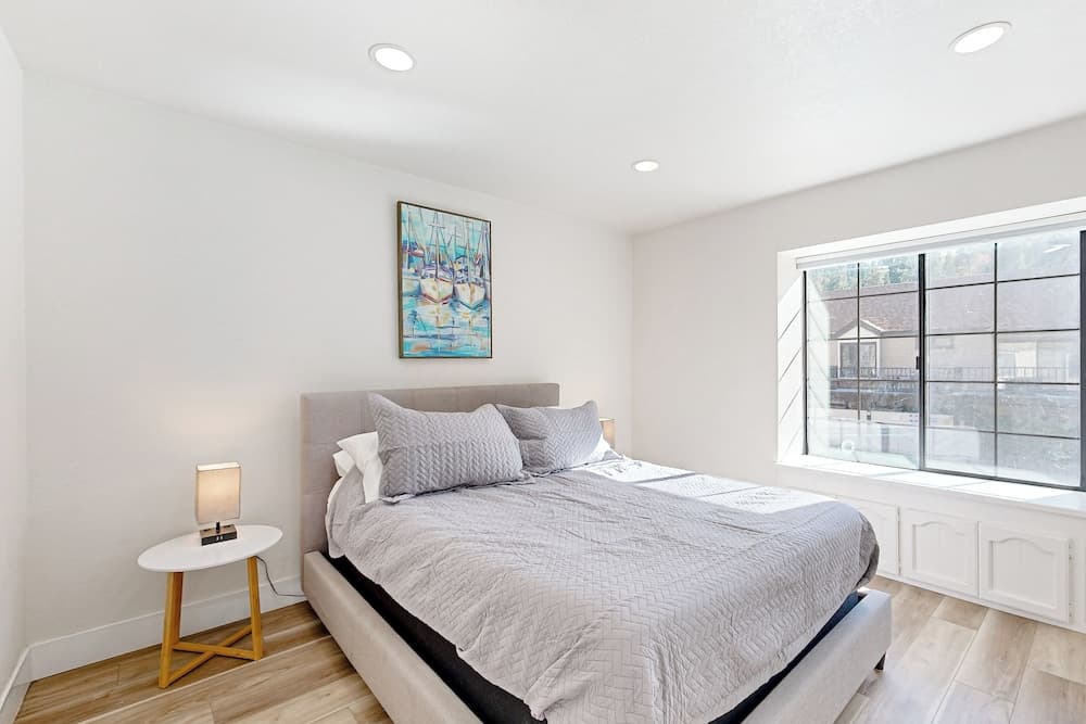 3 BR Lake Condo w/ Shared Pool & Spa
