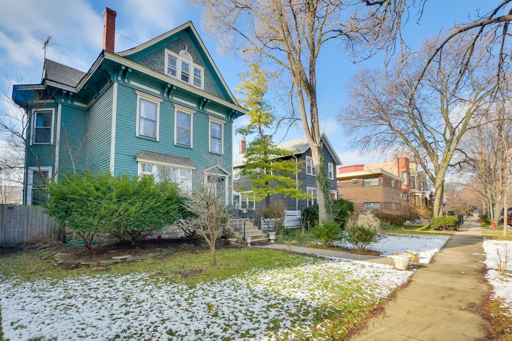 Cozy Oak Park Apartment: Walk to Parks & Dining!