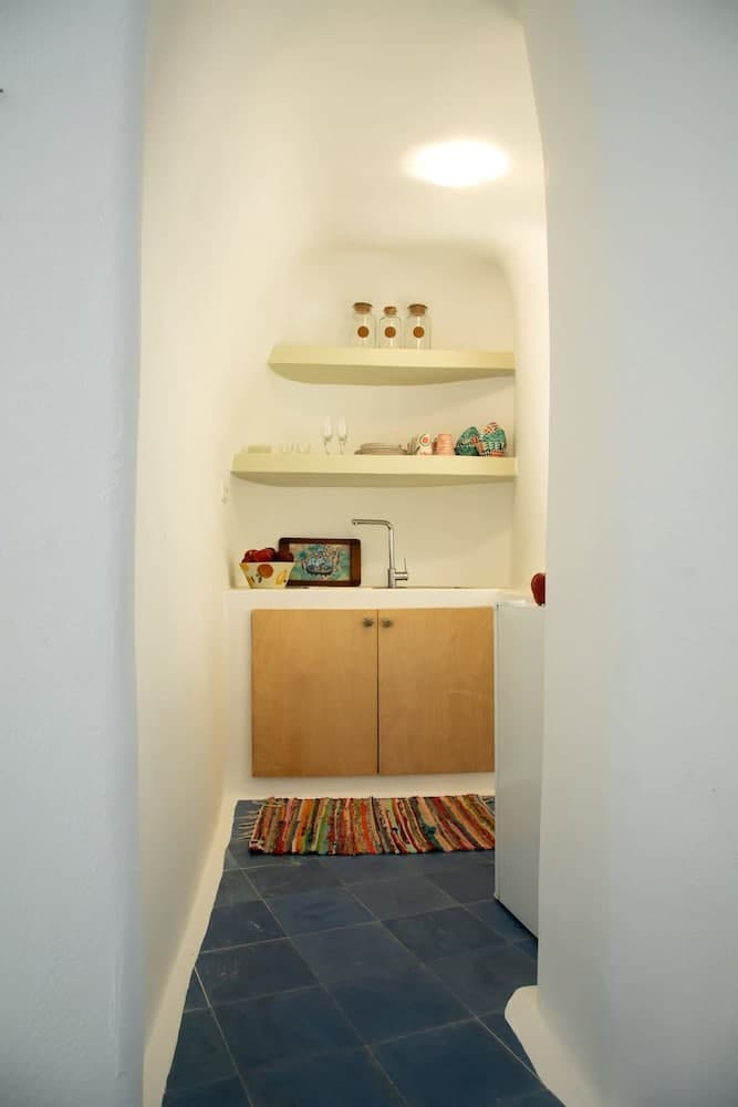 Amphora Charm Suite - Akrotiri Escape