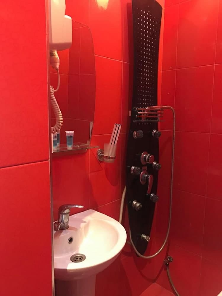 David L Hotel