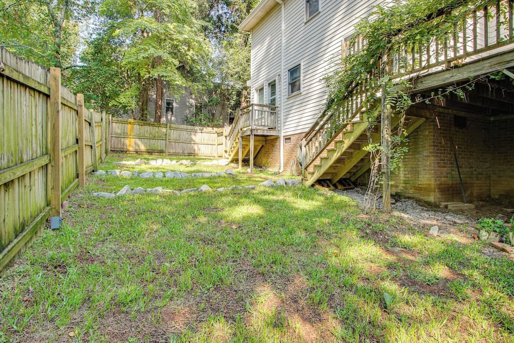 3 Mi to Marina: Quiet Getaway w/ Deck in Lexington