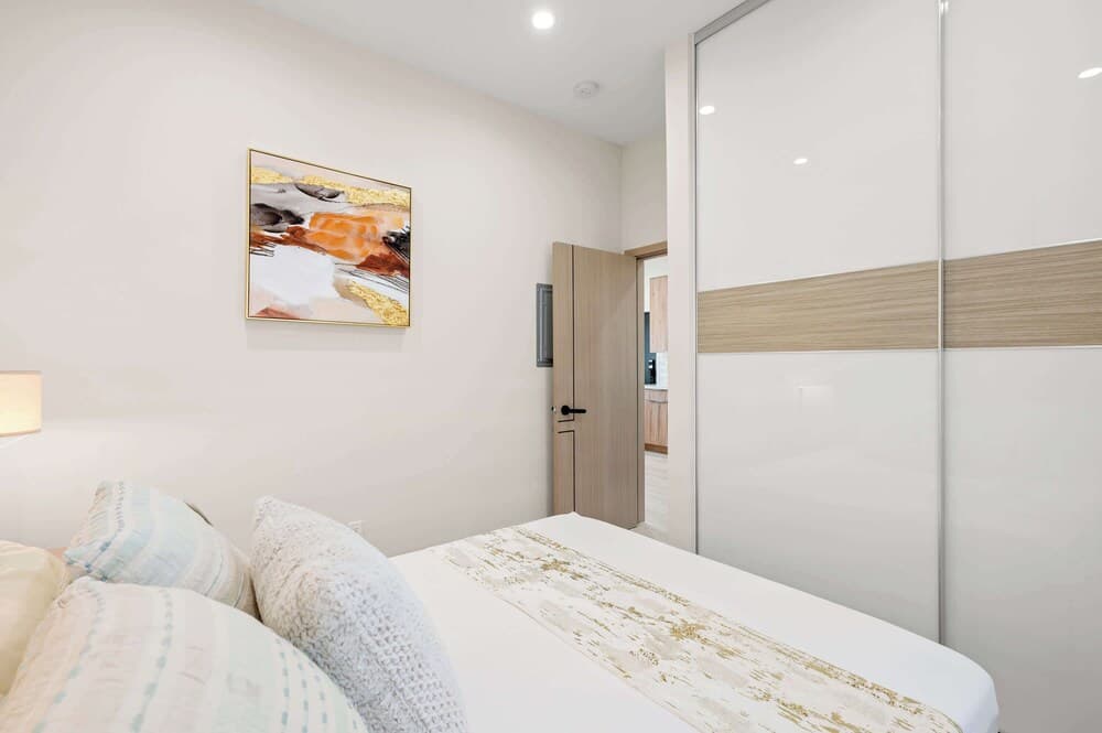 Modern Private Home w Full Kitchen & Parking