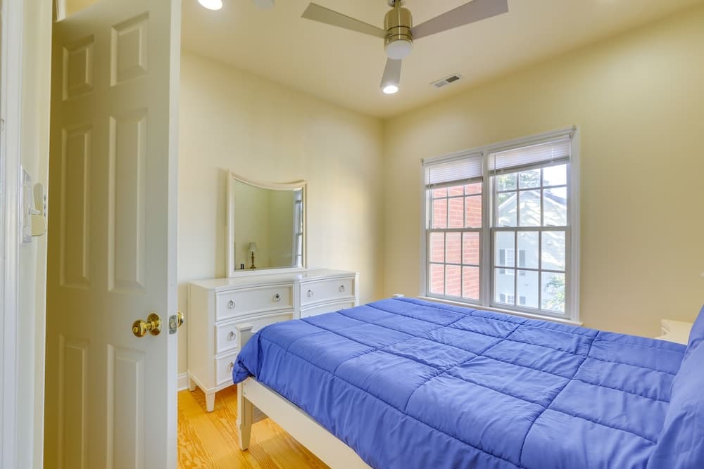 Greensboro Townhome w/ Deck - Walk to Downtown