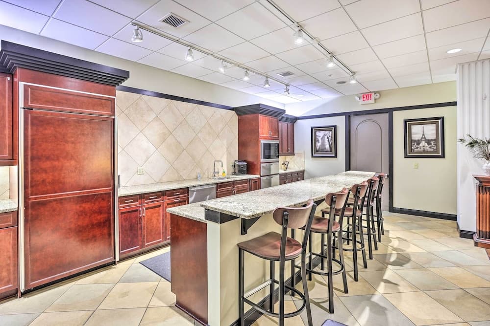 Heart of Dtwn Omaha: Historical Apt w/ Perks