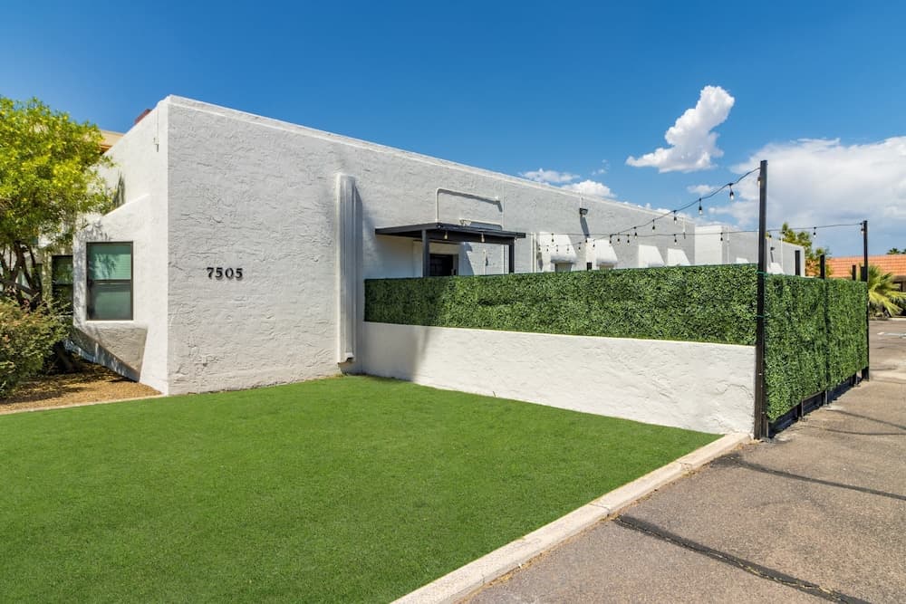 Stellar By Avantstay Modern Artist's Loft in Old Town w/ Patio