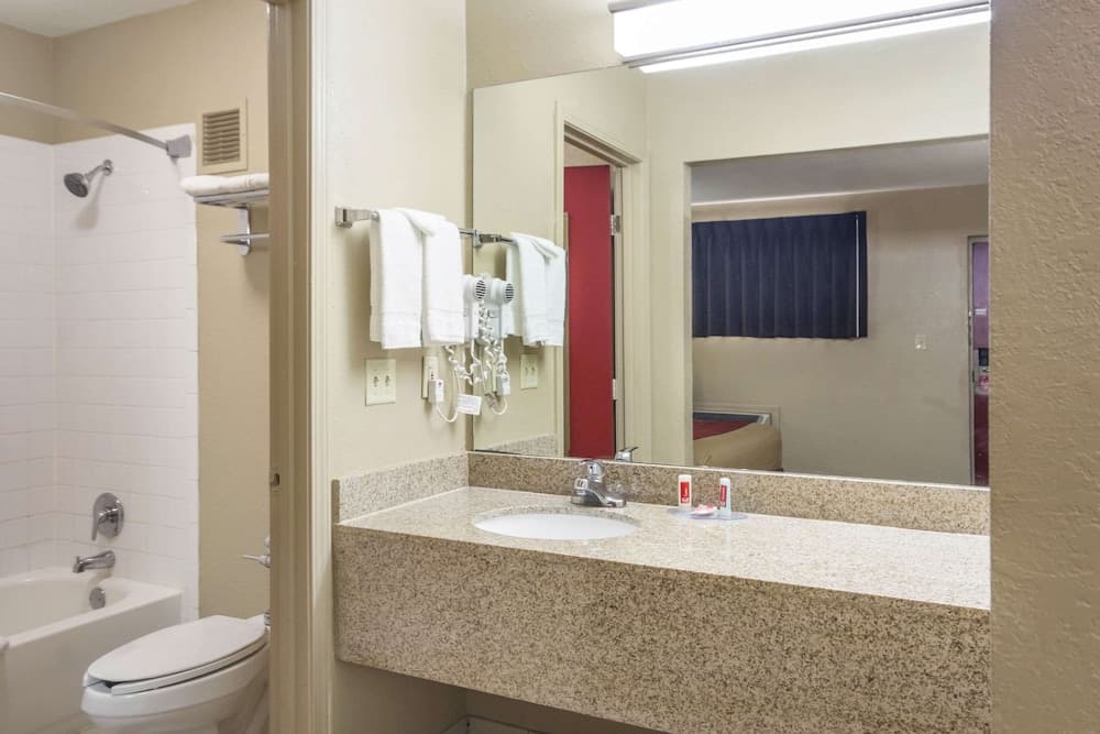 Econolodge Inn & Suites