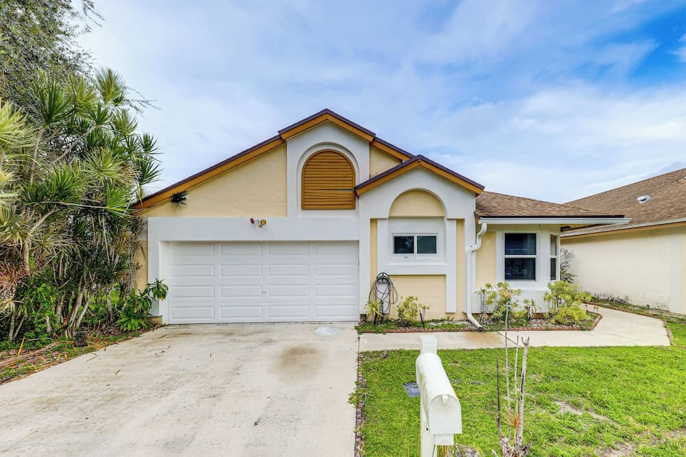 Family-friendly North Lauderdale Home w/ Grill!