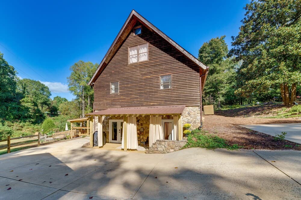 Cozy, Pet-friendly Retreat in Hickory w/ Fire Pit!