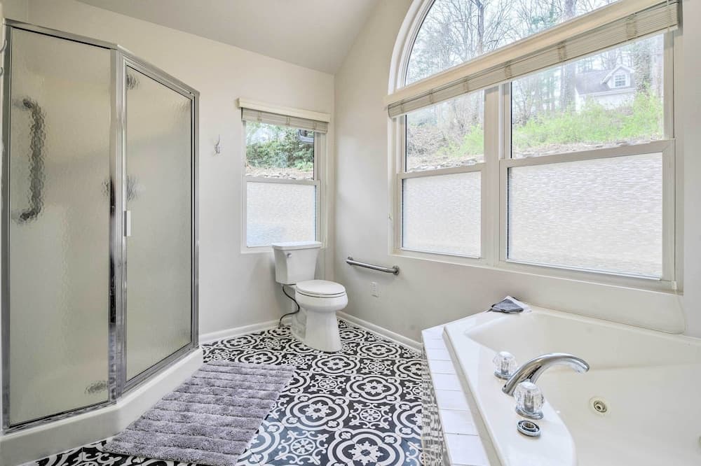 Laurel Park Home: 2 Mi to Downtown Hendersonville