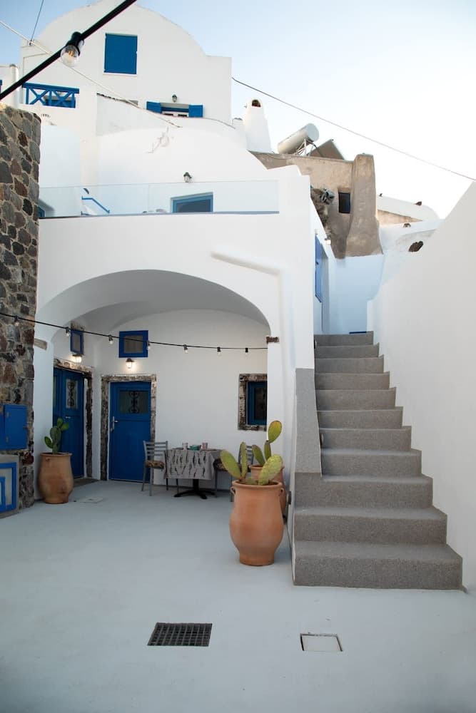 Amphora Charm Suite - Akrotiri Escape