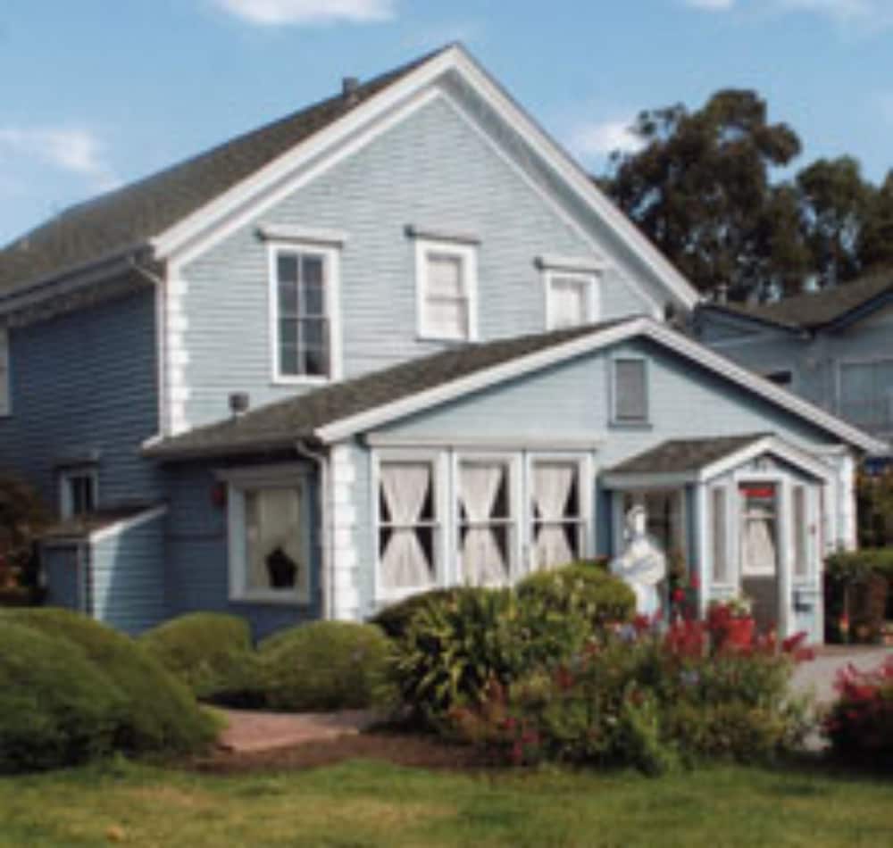 BytheSea Inn