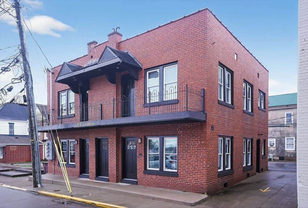 Stylish Retro Stay, Columbia House Unit D 1 Bedroom Apts