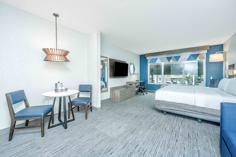 Holiday Inn Express & Suites Charleston Arpt-Conv Ctr Area