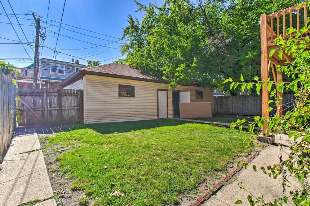 Historic Oak Park Apartment ~ 8 Mi to Downtown