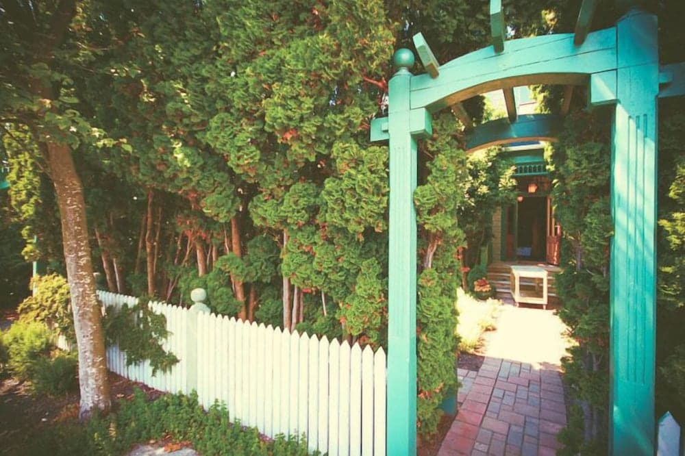 Spinnakers Brewpub & Guesthouses