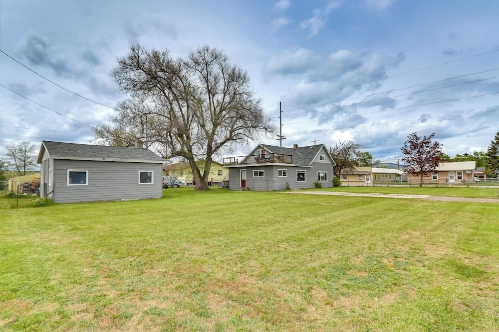 Pet-friendly Home w/ Yard & Mountain Views!