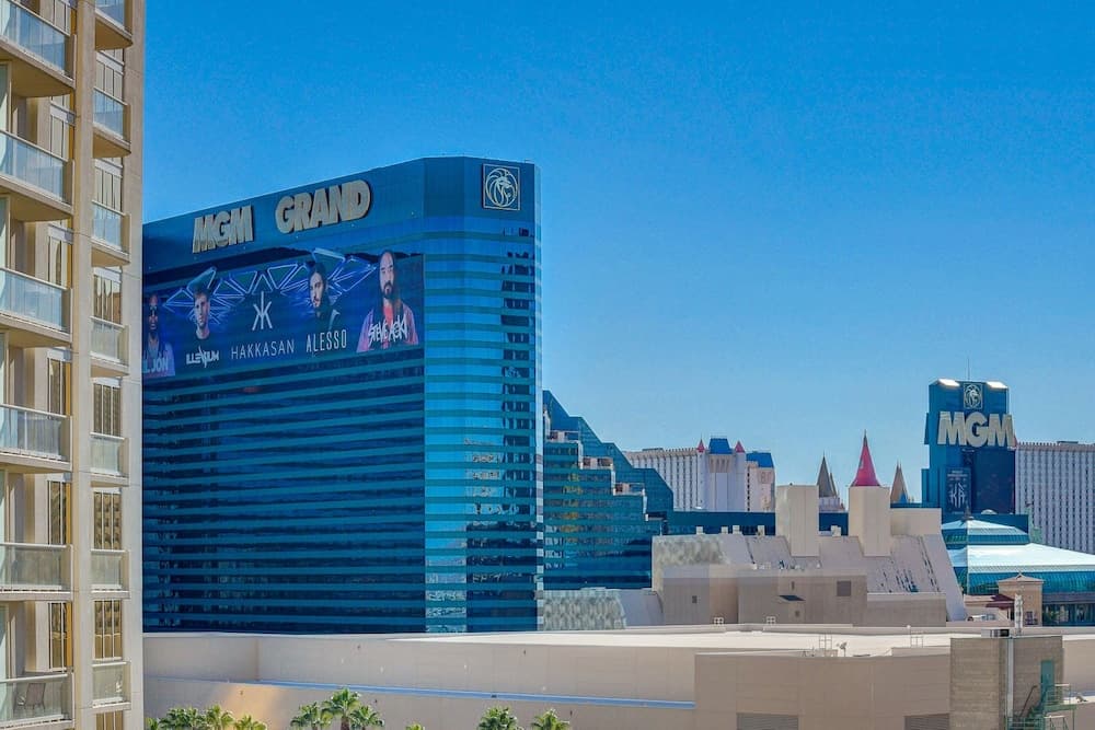 LUXE 702 MGM Signature 1 BR 2 BTH SUITE