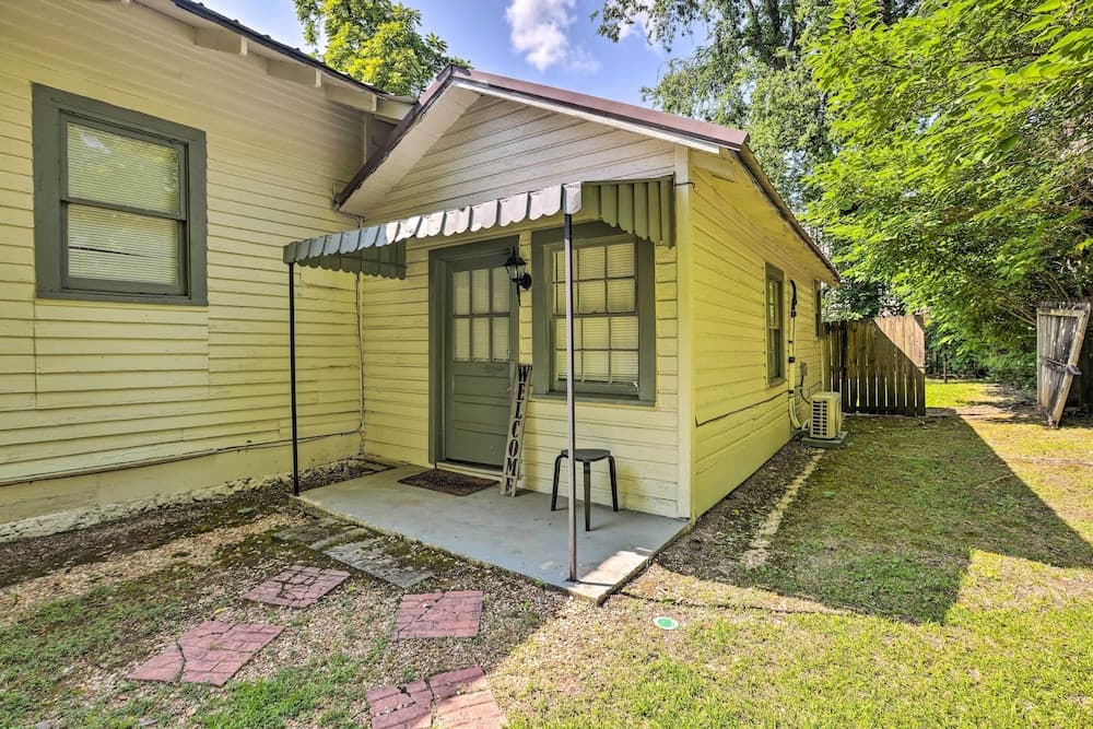 Quaint Leeds Studio w/ Yard ~ 18 Mi to Birmingham!