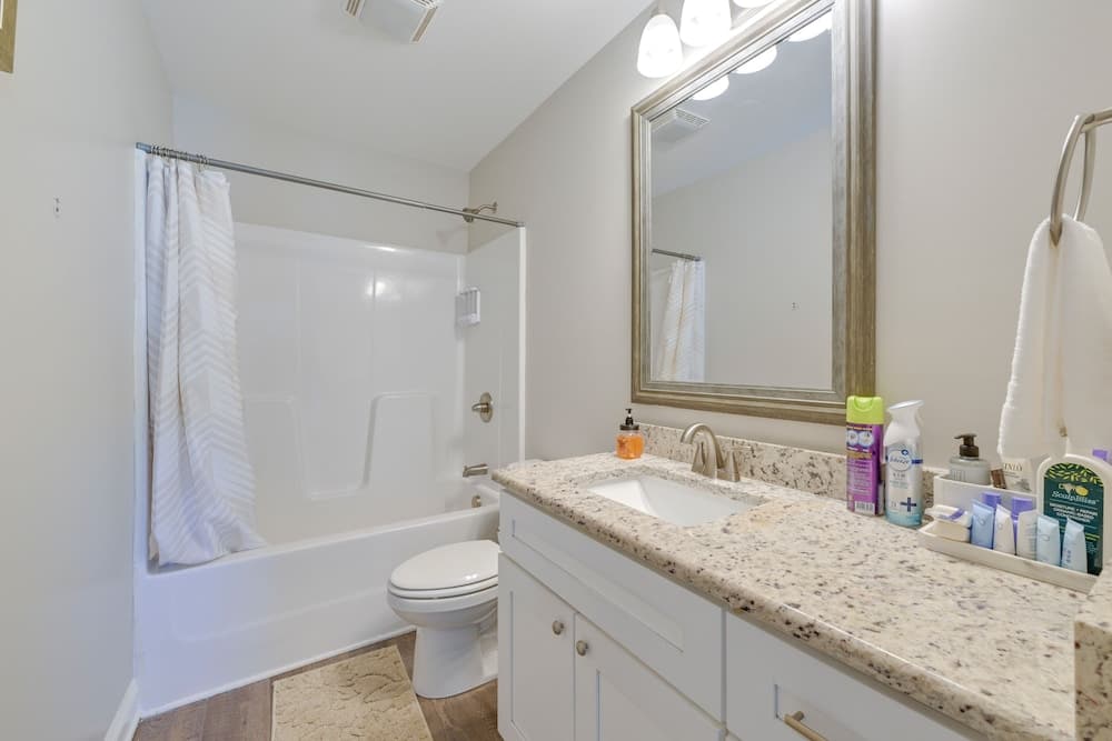 6 Mi to PNC Music Pavilion: Concord Townhome