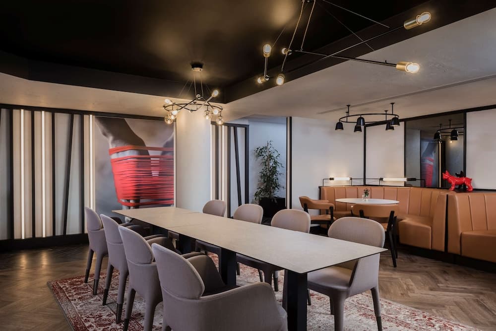 Radisson RED Hotel London Heathrow