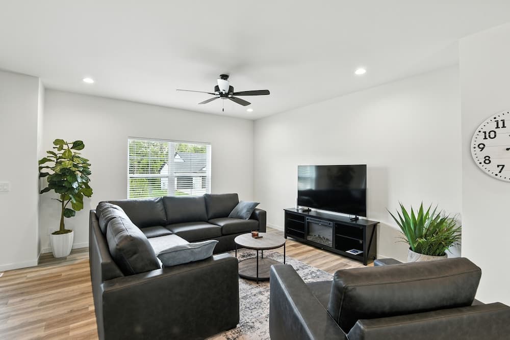 Modern Townhome Retreat In Prime Location 3 Bedroom Townhouse
