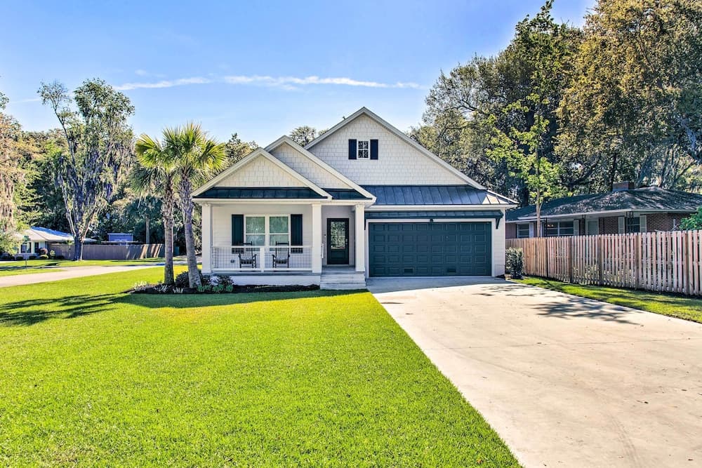 Chic St Simons Island Vacation Rental w/ Backyard