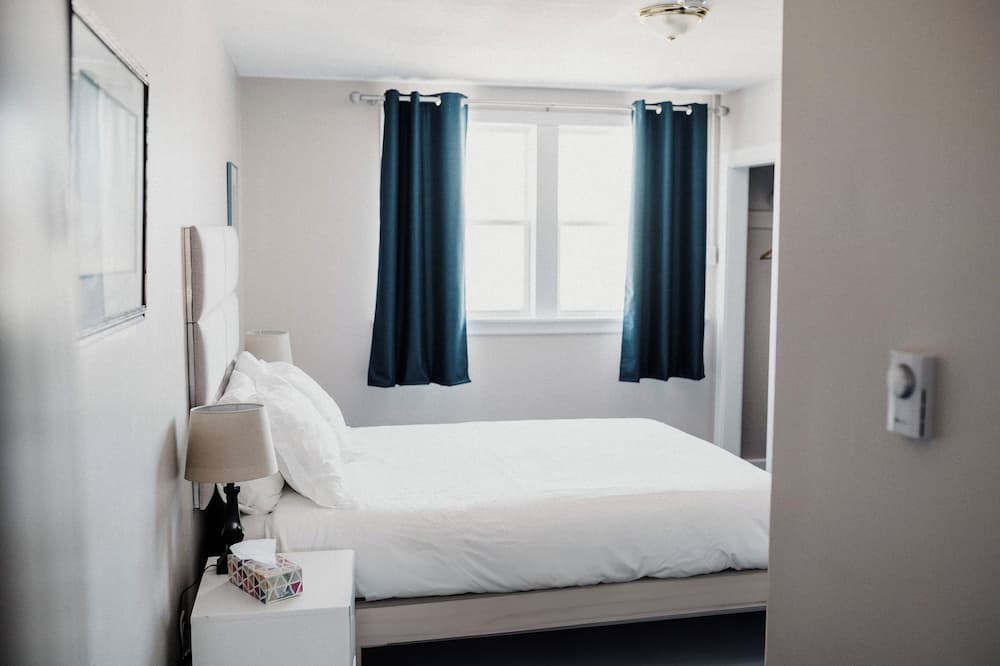 Loyalist Inn & Suites