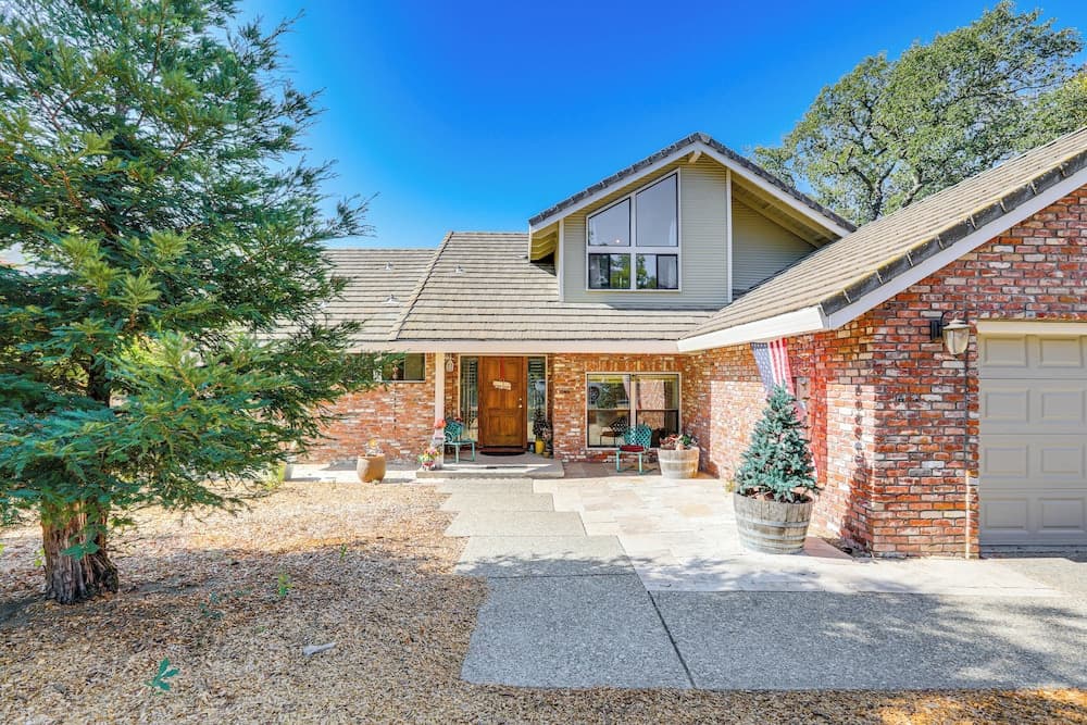5 Mi to Lake Natoma: Home w/ Deck in Orangevale!