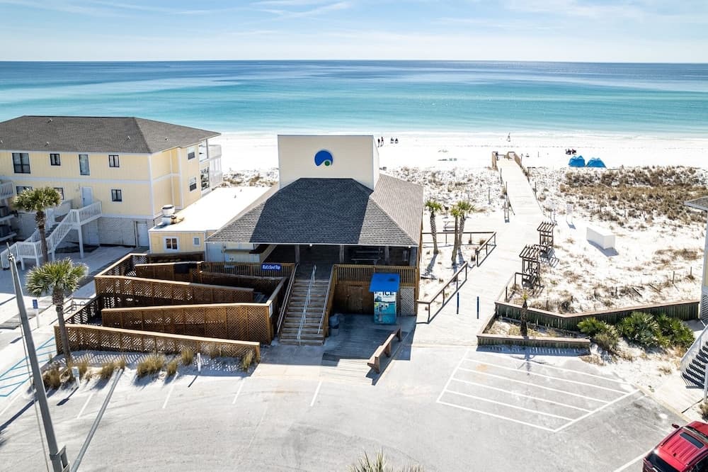 SPC 4133 Beautiful Tennis Court 2 bedroom with free beach set up for 2 by RedAwning