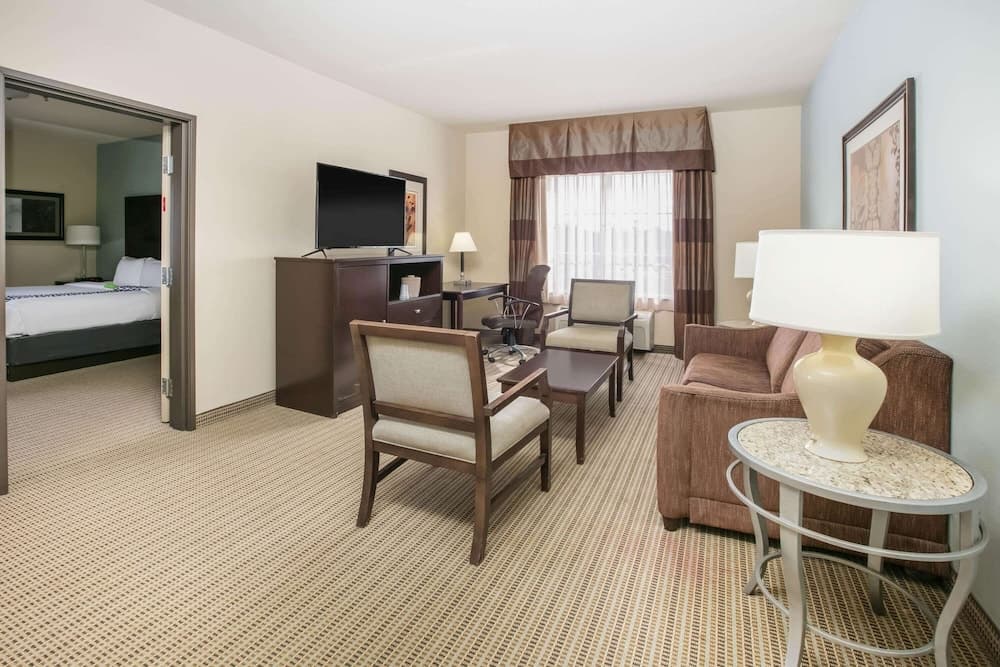La Quinta Inn & Suites by Wyndham DFW Airport West - Euless