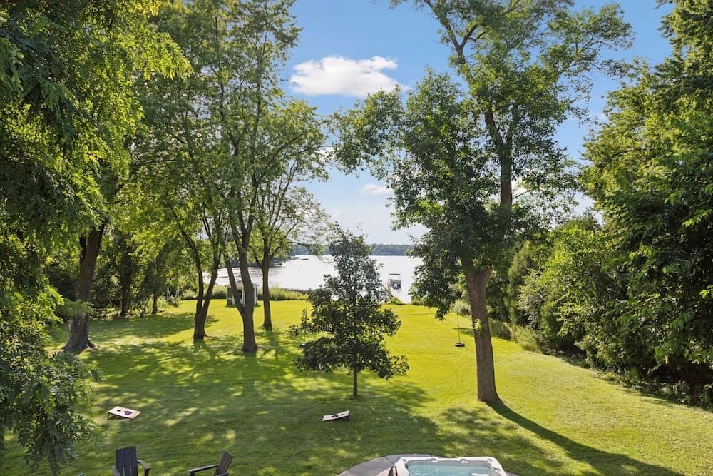 Lakefront Getaway: Sauna, Hot Tub, Firepit & More! 3 Bedroom Home by RedAwning