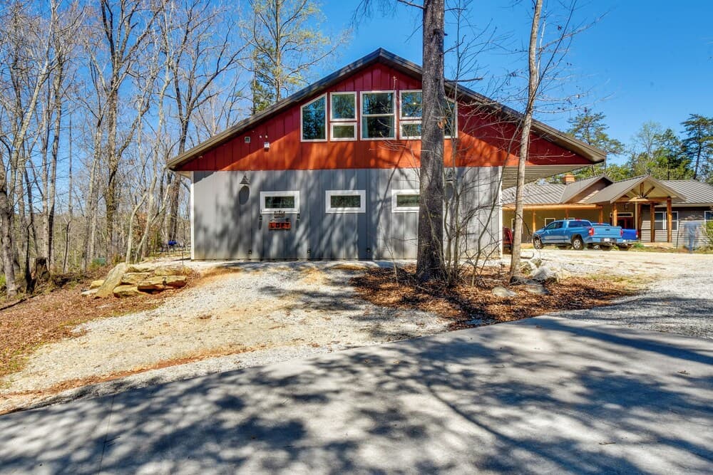 Romantic, Cozy Loft w/ Yard, 5 Miles to Clemson