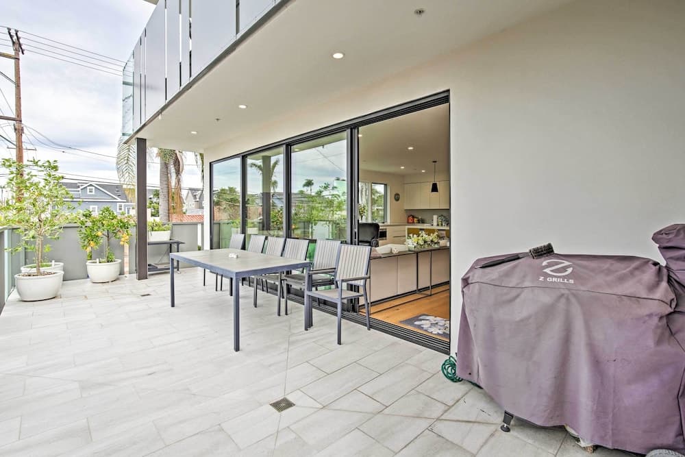 Chic Coronado Retreat w/ Patio & 4 Cruiser Bikes!