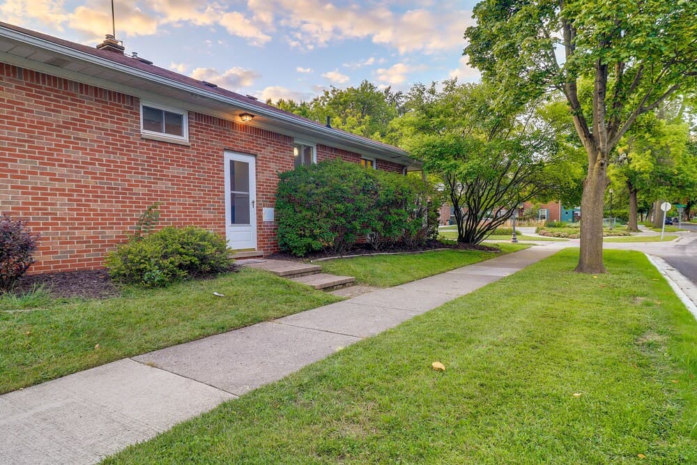 Royal Oak Home: 13 Mi to Downtown Detroit