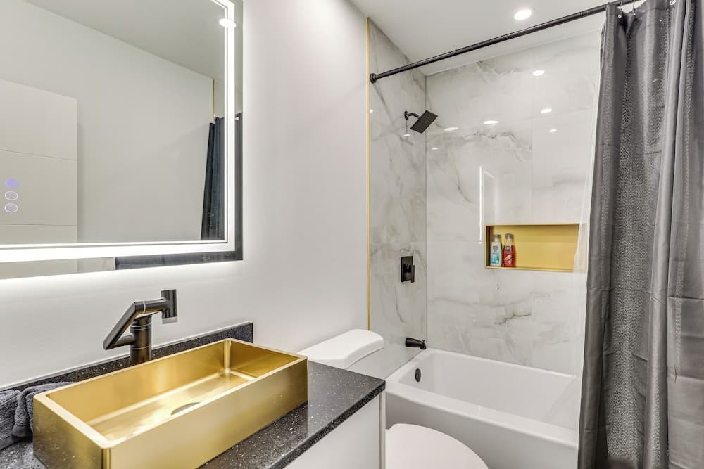Walk to City Center: Modern Coral Springs Getaway