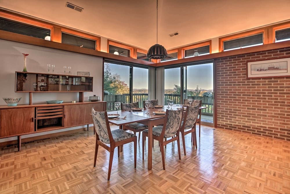 Home With Wraparound Deck + Blue Ridge Mtn Views!