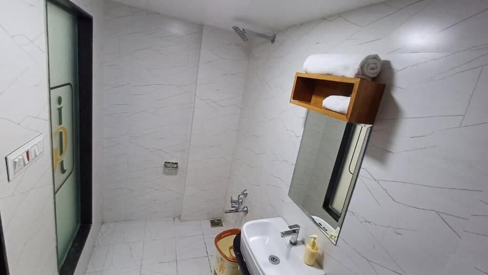 Hotel The Grand Jashi Residency