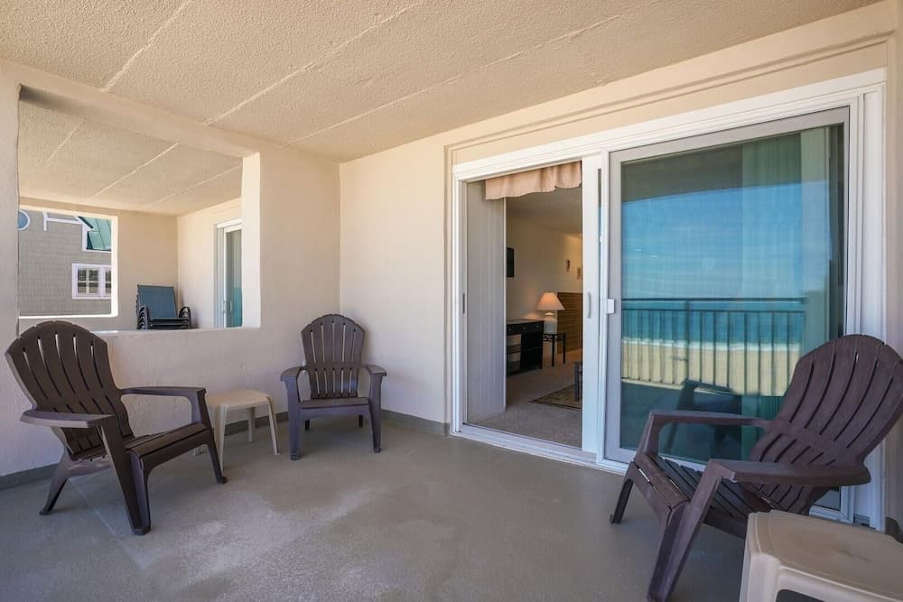Polynesian 502 1 Bedroom Condo by RedAwning