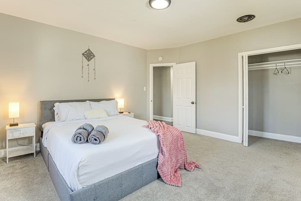 4 Mi to Universities: Quaint Parkville Apartment!